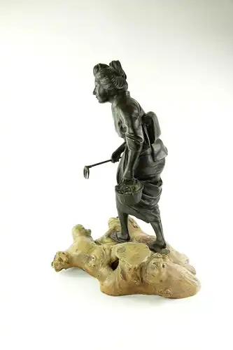 Figur, Japan, Meiji-Zeit, um 1900, Bäuerin mit Hacke und Korb auf Wurzelholzsockel, sehr feiner Guss und Ausformung, Montierung auf Sockel erneuert, Gebrauchsspuren. H: 47 cm.