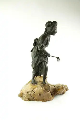 Figur, Japan, Meiji-Zeit, um 1900, Bäuerin mit Hacke und Korb auf Wurzelholzsockel, sehr feiner Guss und Ausformung, Montierung auf Sockel erneuert, Gebrauchsspuren. H: 47 cm.