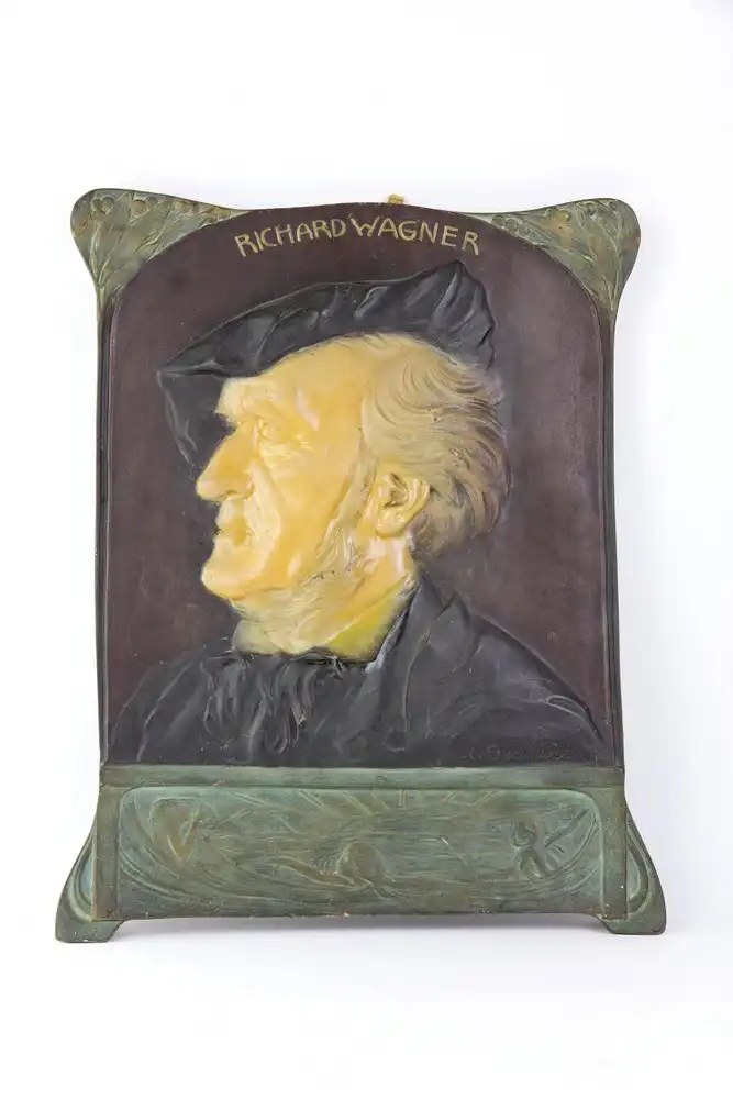 Großes Relief, Jugendstil,  signiert A. Wagner (österreichischer Bildhauer) 1908, Keramik,  in der Mitte plastisch aufgelegtes Portrait von Richard Wagner, farbig gefasst, rückseitig bezeichnet: Made in Austria, Ernst Wahliss (1937-1900 Oschatz,... 0