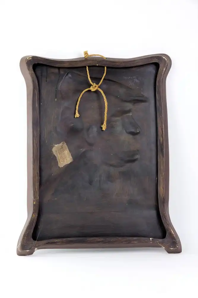 Großes Relief, Jugendstil,  signiert A. Wagner (österreichischer Bildhauer) 1908, Keramik,  in der Mitte plastisch aufgelegtes Portrait von Richard Wagner, farbig gefasst, rückseitig bezeichnet: Made in Austria, Ernst Wahliss (1937-1900 Oschatz,... 1