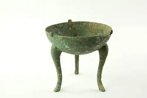 Dreibein, China, im Stil der Song-Dynastie, Ausgrabungsstück, Kopie?, Bronze, mit Einlegearbeiten aus einem Weißmetall, H: 15 cm, D: 16 cm.