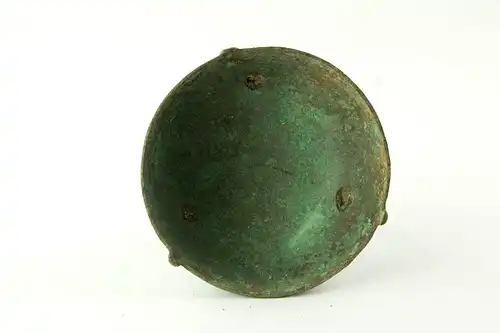 Dreibein, China, im Stil der Song-Dynastie, Ausgrabungsstück, Kopie?, Bronze, mit Einlegearbeiten aus einem Weißmetall, H: 15 cm, D: 16 cm.