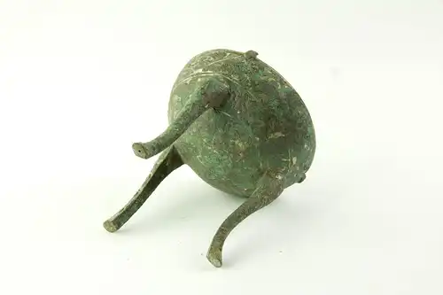 Dreibein, China, im Stil der Song-Dynastie, Ausgrabungsstück, Kopie?, Bronze, mit Einlegearbeiten aus einem Weißmetall, H: 15 cm, D: 16 cm.