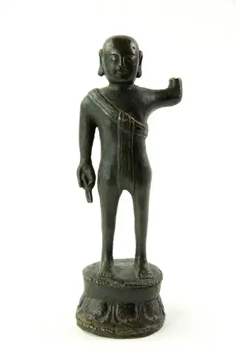 Buddha, China, Ming Dynastie, Bronze, Darstellung als Kind auf Lotussockel, eine Hand Richtung Erde zeigend, die andere Richtung Himmel, die auf einer Legende Buddhas beruht: Kurz nach der Geburt macht der kleine Siddharta sieben Schritte in jede...