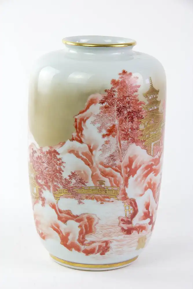Vase, Japan, 1. Hlfte 20. Jh., weies Porzellan, umlaufend mit Gebirgslandschaft und Tempel in roter und goldner, sehr feiner  Malerei verziert, unbeschdigt, H: 21 cm. 0