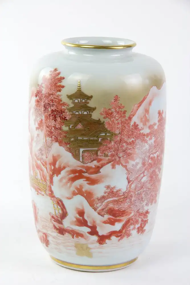Vase, Japan, 1. Hälfte 20. Jh., weißes Porzellan, umlaufend mit Gebirgslandschaft und Tempel in roter und goldner, sehr feiner  Malerei verziert, unbeschädigt, H: 21 cm. 1