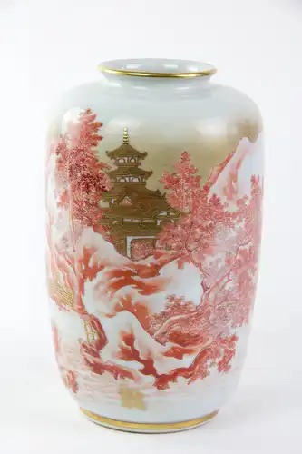 Vase, Japan, 1. Hälfte 20. Jh., weißes Porzellan, umlaufend mit Gebirgslandschaft und Tempel in roter und goldner, sehr feiner  Malerei verziert, unbeschädigt, H: 21 cm.