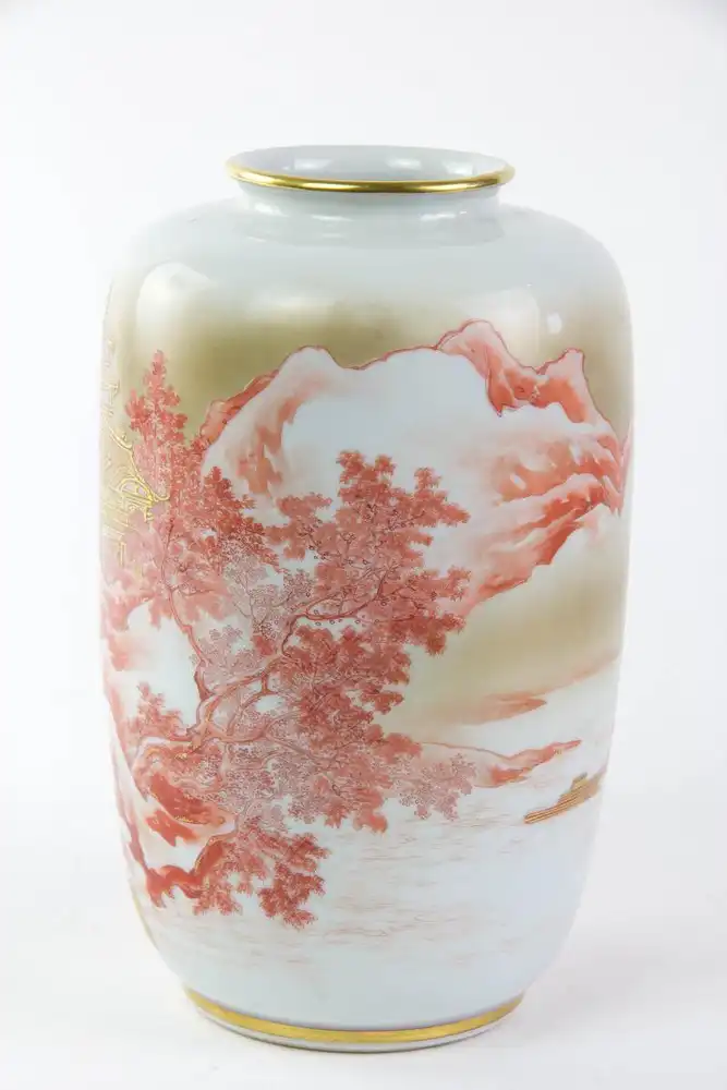 Vase, Japan, 1. Hälfte 20. Jh., weißes Porzellan, umlaufend mit Gebirgslandschaft und Tempel in roter und goldner, sehr feiner  Malerei verziert, unbeschädigt, H: 21 cm. 2