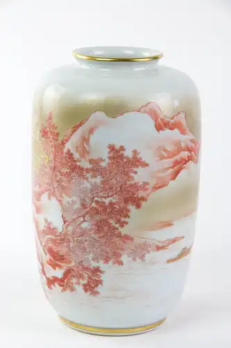 Vase, Japan, 1. Hälfte 20. Jh., weißes Porzellan, umlaufend mit Gebirgslandschaft und Tempel in roter und goldner, sehr feiner  Malerei verziert, unbeschädigt, H: 21 cm.