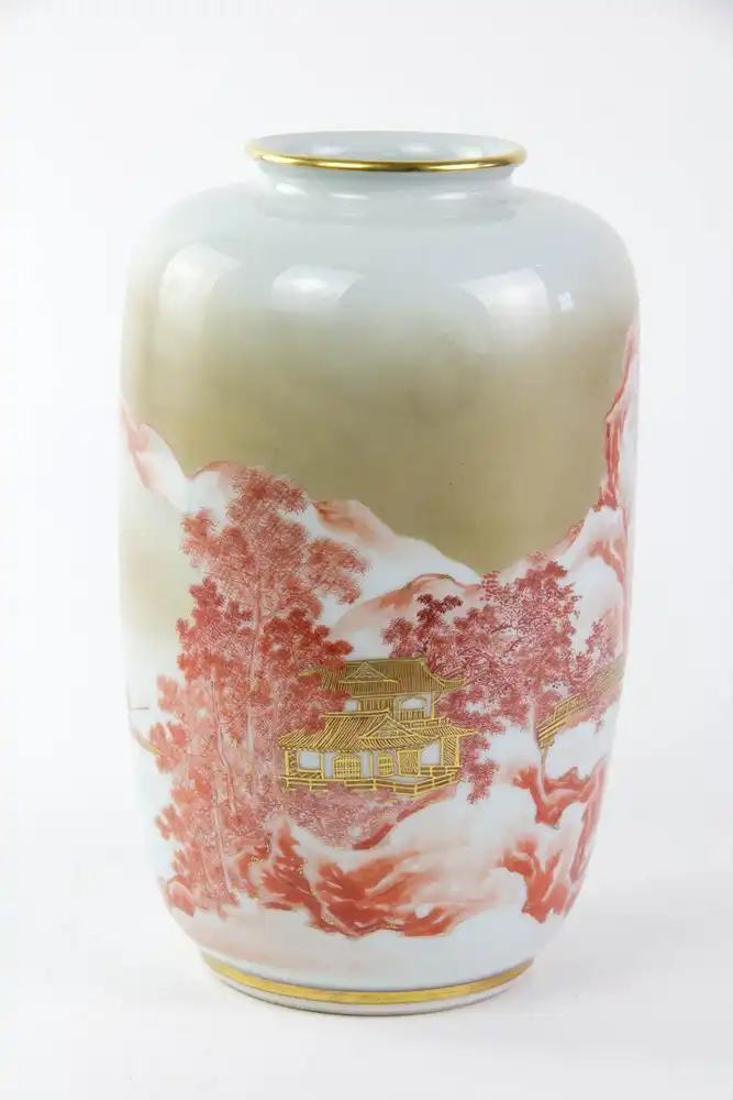 Vase, Japan, 1. Hälfte 20. Jh., weißes Porzellan, umlaufend mit Gebirgslandschaft und Tempel in roter und goldner, sehr feiner  Malerei verziert, unbeschädigt, H: 21 cm. 3