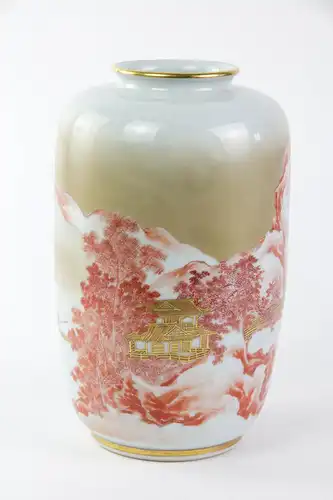 Vase, Japan, 1. Hälfte 20. Jh., weißes Porzellan, umlaufend mit Gebirgslandschaft und Tempel in roter und goldner, sehr feiner  Malerei verziert, unbeschädigt, H: 21 cm.