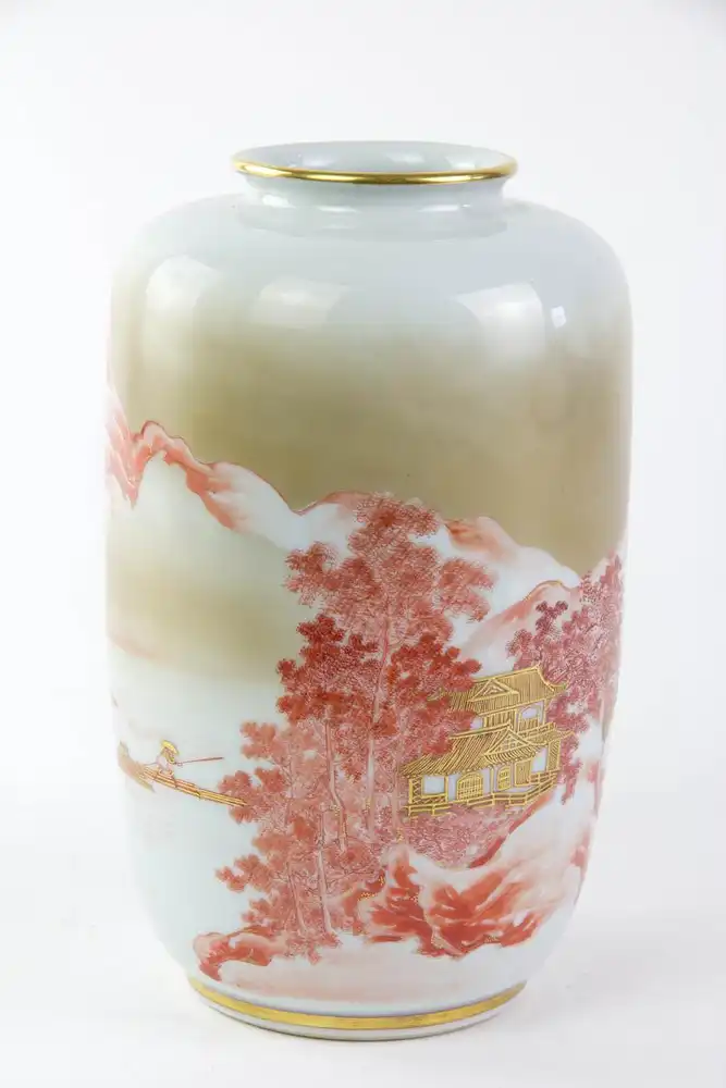 Vase, Japan, 1. Hälfte 20. Jh., weißes Porzellan, umlaufend mit Gebirgslandschaft und Tempel in roter und goldner, sehr feiner  Malerei verziert, unbeschädigt, H: 21 cm. 4
