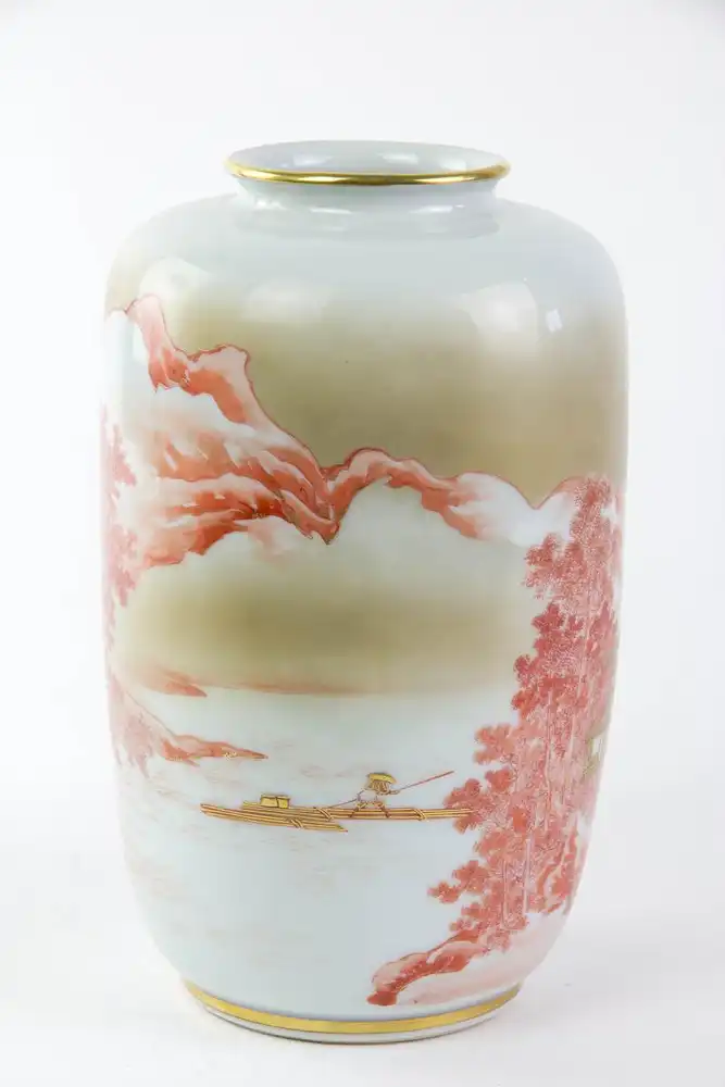 Vase, Japan, 1. Hälfte 20. Jh., weißes Porzellan, umlaufend mit Gebirgslandschaft und Tempel in roter und goldner, sehr feiner  Malerei verziert, unbeschädigt, H: 21 cm. 5