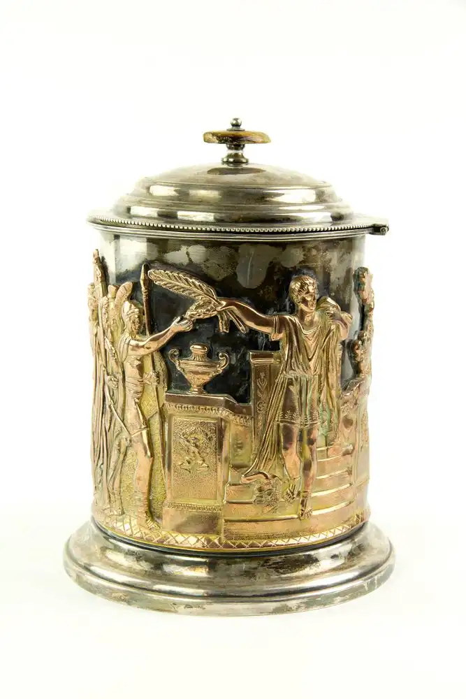 Deckeldose, Mitte 19. Jh., gemarkt HB/2182, versilbert, verziert mit umlaufend aufgelegter, vergoldeter und halbplastischer Darstellung der Huldigung eines römischen Kaisers, beschädigter Hirschhorn-Knauf, Vergoldung, verputzt, Gebrauchsspuren, H:... 1