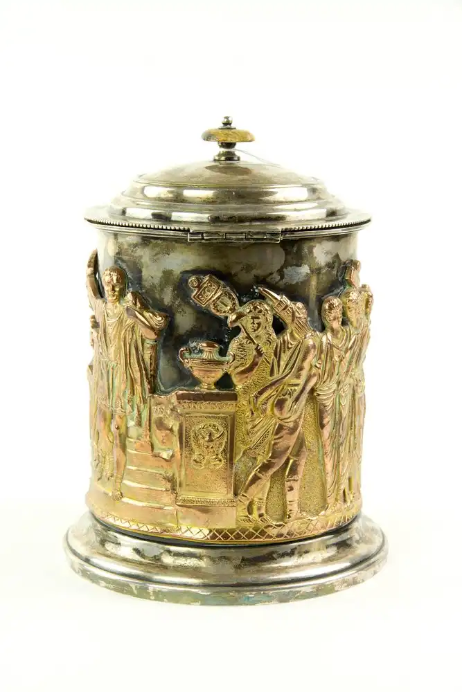 Deckeldose, Mitte 19. Jh., gemarkt HB/2182, versilbert, verziert mit umlaufend aufgelegter, vergoldeter und halbplastischer Darstellung der Huldigung eines römischen Kaisers, beschädigter Hirschhorn-Knauf, Vergoldung, verputzt, Gebrauchsspuren, H:... 2