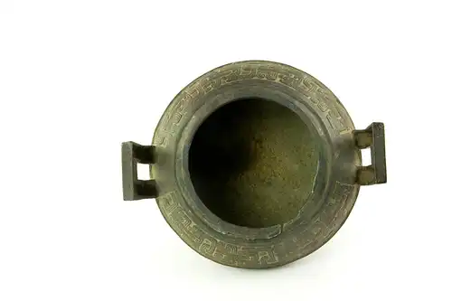 Gefäß, China, wohl 19. Jh., oder älter, Bronze, rundes Gefäß auf drei mit Fabelwesen verzierten Füßen, Oberseite und Deckel im archaischen Stil gehalten, Deckelabschluss mit drei plastisch ausgeformten Tierfiguren, stärkere Beschädigungen und...