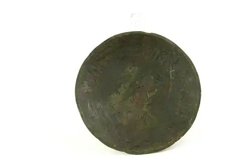 Gefäß, China, wohl 19. Jh., oder älter, Bronze, rundes Gefäß auf drei mit Fabelwesen verzierten Füßen, Oberseite und Deckel im archaischen Stil gehalten, Deckelabschluss mit drei plastisch ausgeformten Tierfiguren, stärkere Beschädigungen und...