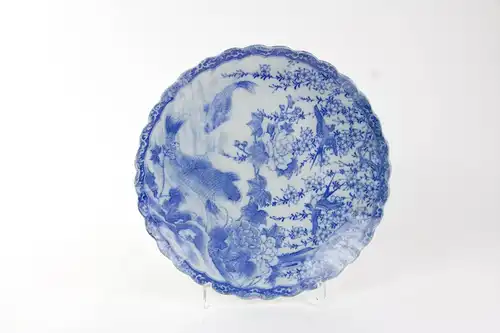 Teller, Japan, Showa Periode, verziert mit Vögeln und Karpfen im blauen Umdruckdekor, gewellter Rand, unbeschädigt, Gebrauchsspuren, D: 30 cm.