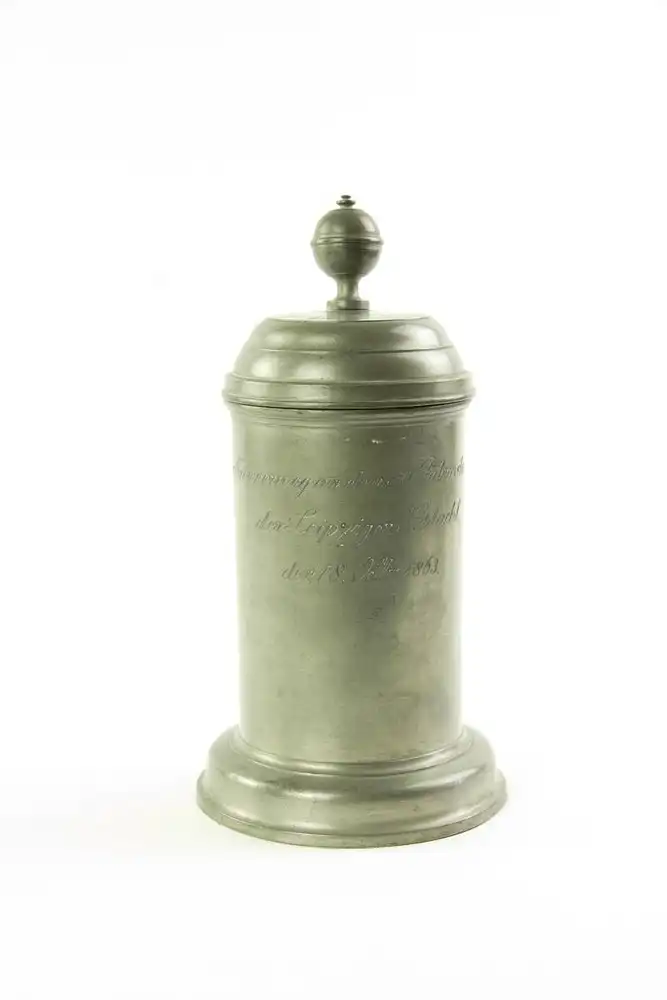 Walzenkrug, Zinn, 1863, Zinngießer Johann Christian Gottfried Richter in PENIG, auf zylindrischer Wandung Gravur: 