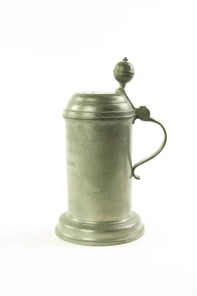 Walzenkrug, Zinn, 1863, Zinngießer Johann Christian Gottfried Richter in PENIG, auf zylindrischer Wandung Gravur: 