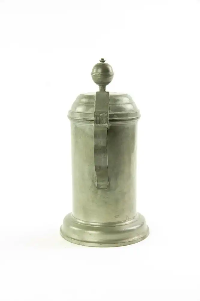 Walzenkrug, Zinn, 1863, Zinngießer Johann Christian Gottfried Richter in PENIG, auf zylindrischer Wandung Gravur: 