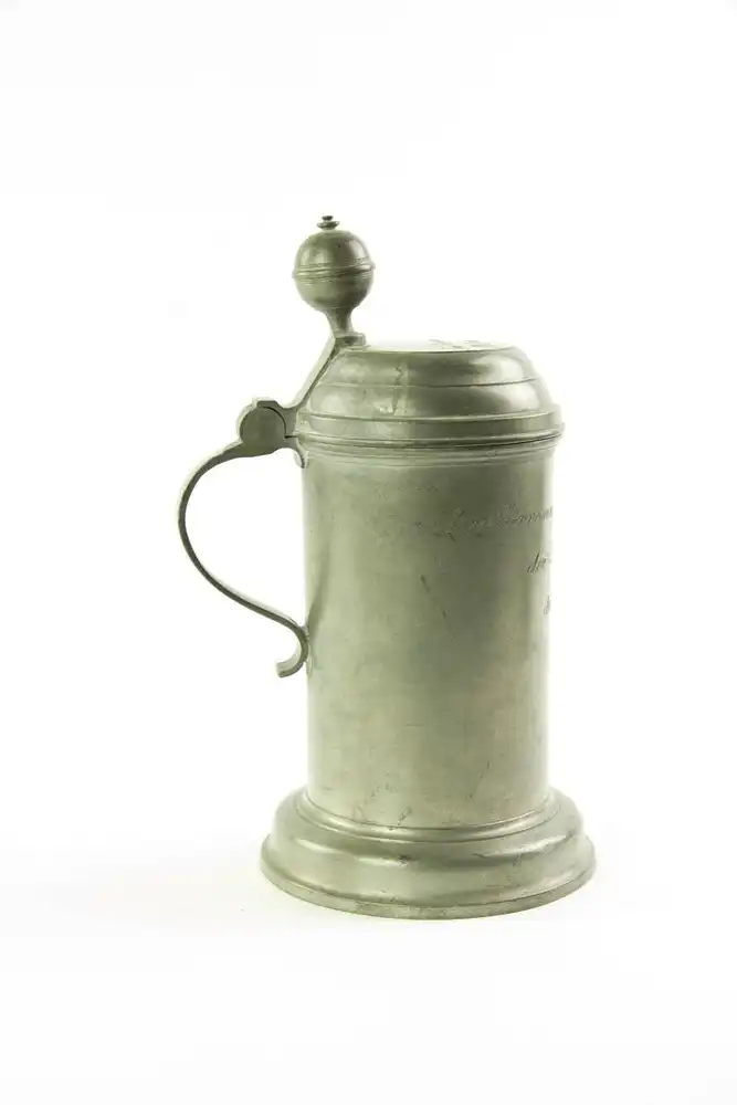 Walzenkrug, Zinn, 1863, Zinngießer Johann Christian Gottfried Richter in PENIG, auf zylindrischer Wandung Gravur: 