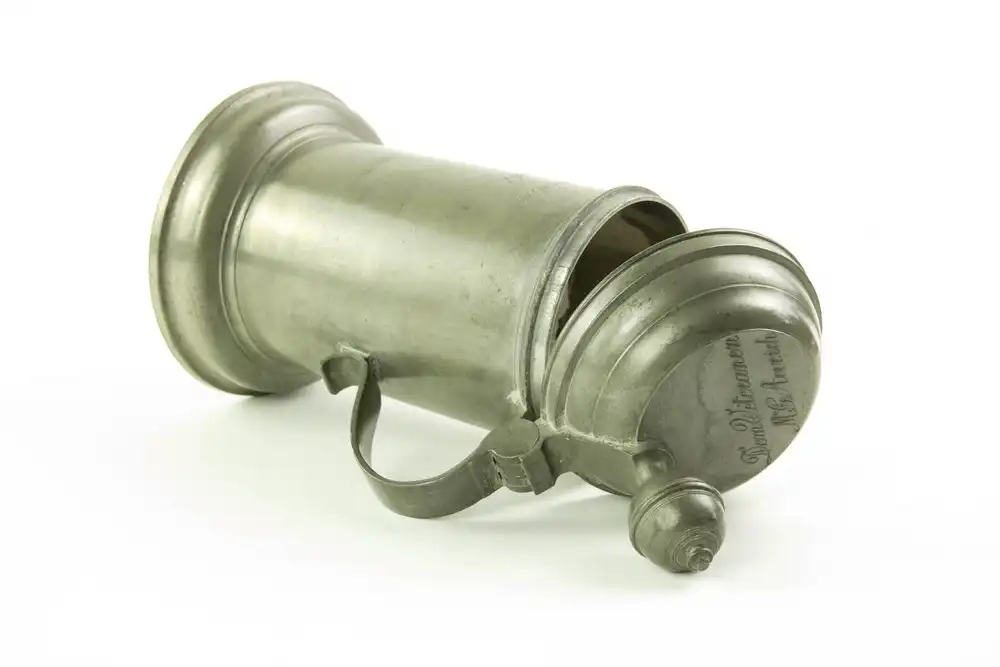 Walzenkrug, Zinn, 1863, Zinngießer Johann Christian Gottfried Richter in PENIG, auf zylindrischer Wandung Gravur: 