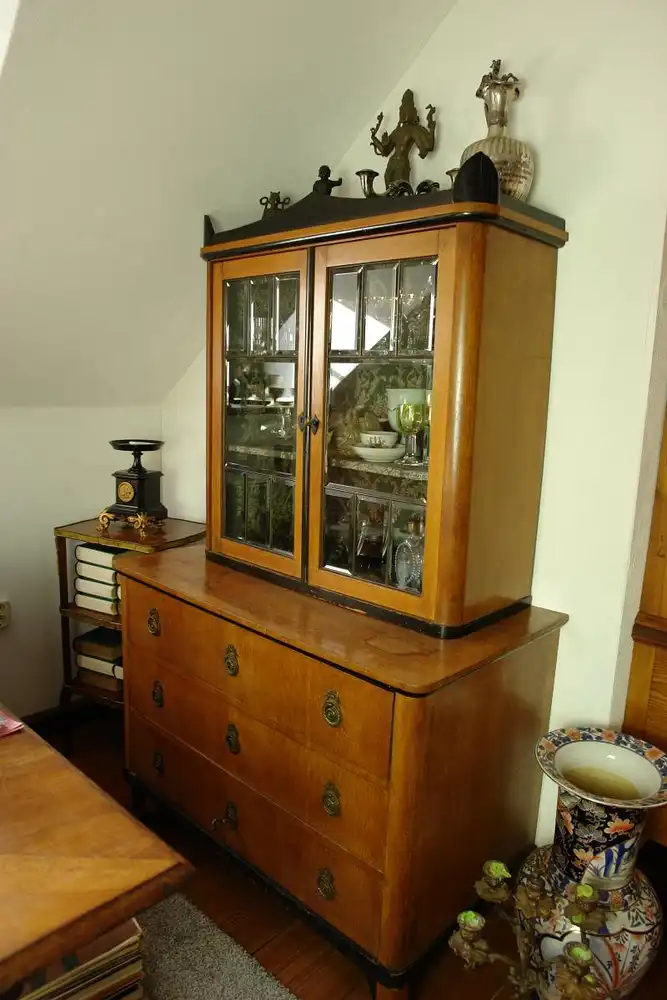 Aufsatzkommode, um 1820/30, Kommode, Biedermeier, Eiche furniert, um 1900 überarbeitet, Ergänzung der Scheiben durch geschliffenes Glas, restaurierter Zustand. B: 108 c.m, H: 174 cm, T: 57 cm. 0