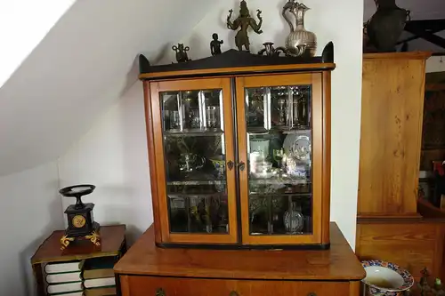 Aufsatzkommode, um 1820/30, Kommode, Biedermeier, Eiche furniert, um 1900 überarbeitet, Ergänzung der Scheiben durch geschliffenes Glas, restaurierter Zustand. B: 108 c.m, H: 174 cm, T: 57 cm.