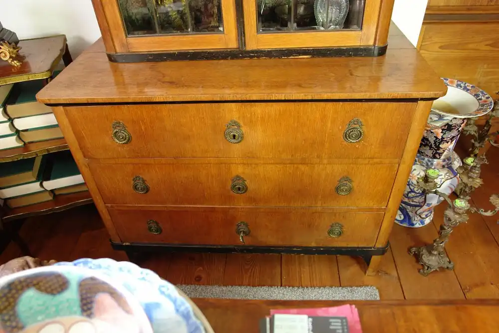 Aufsatzkommode, um 1820/30, Kommode, Biedermeier, Eiche furniert, um 1900 überarbeitet, Ergänzung der Scheiben durch geschliffenes Glas, restaurierter Zustand. B: 108 c.m, H: 174 cm, T: 57 cm. 2