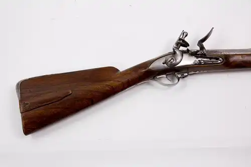 Jagdgewehr, Europa, 2. Hälfte 18. Jh., Eisenschloss, -garnituren und -lauf, Backe und Kolbenfach aus Rüster, voll geschäftet, gereinigt, guter Zustand. L: 145 cm.