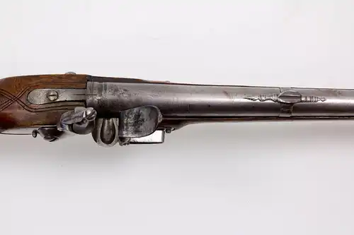 Jagdgewehr, Europa, 2. Hälfte 18. Jh., Eisenschloss, -garnituren und -lauf, Backe und Kolbenfach aus Rüster, voll geschäftet, gereinigt, guter Zustand. L: 145 cm.