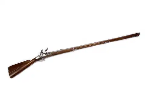 Jagdgewehr, Europa, 2. Hälfte 18. Jh., Eisenschloss, -garnituren und -lauf, Backe und Kolbenfach aus Rüster, voll geschäftet, gereinigt, guter Zustand. L: 145 cm.