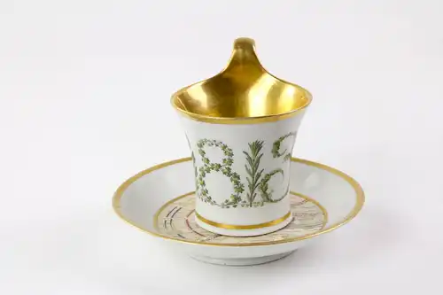 Tasse und Untertasse, gemarkt KPM Berlin, um 1815, zur Erinnerung an die Völkerschlacht bei Leipzig von 1813, Umdruckdekor und Goldmalerei, unbeschädigt, H: 9 cm.