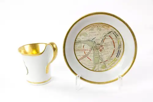 Tasse und Untertasse, gemarkt KPM Berlin, um 1815, zur Erinnerung an die Völkerschlacht bei Leipzig von 1813, Umdruckdekor und Goldmalerei, unbeschädigt, H: 9 cm.