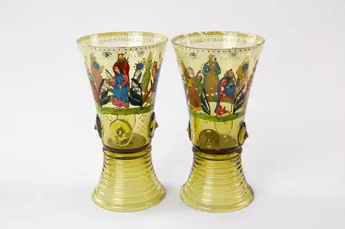 2 Stangengläser, Historismus, um 1900, hellgrünes Glas, konische Kuppa umlaufend mit Aposteln bemalt, gerillter Stand, teilweise berieben, sonst unbeschädigt, H: 15 cm.