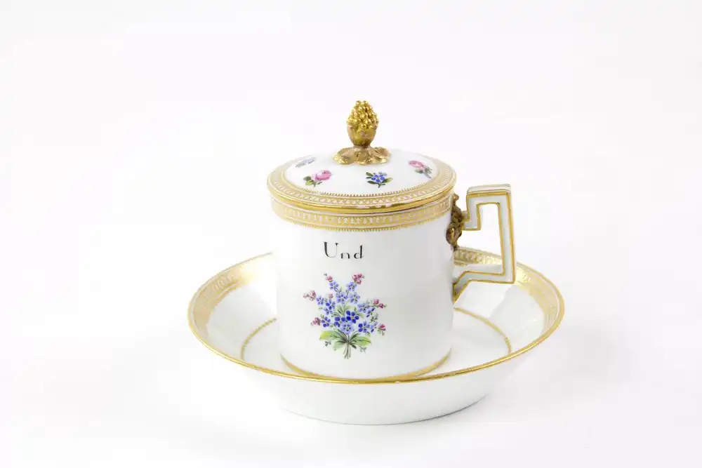 Deckeltasse, gemarkt Meissen, 1774-1814, Marcolini Marke (nach Camillo Marcolini, Direktor der Meißner Porzellanmanufaktur von 1775 bis 1814; auf seine Veranlassung wurde die Meißner Schwertermarke zusätzlich mit einem Stern, der sogenannten... 1