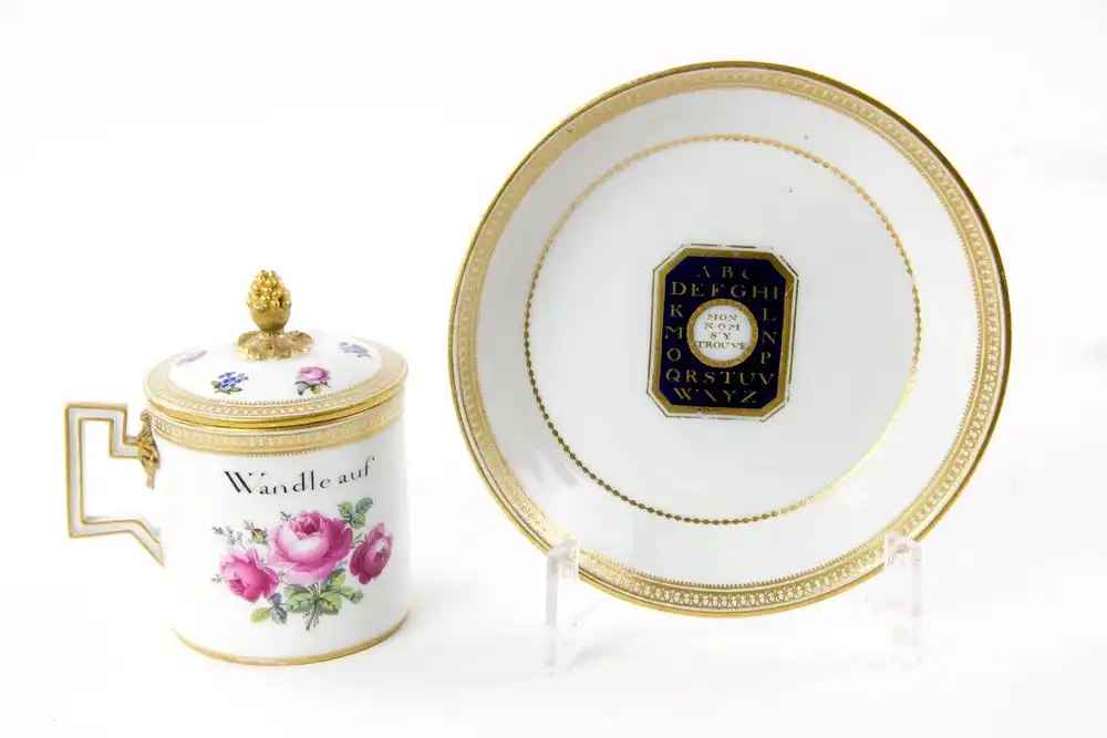 Deckeltasse, gemarkt Meissen, 1774-1814, Marcolini Marke (nach Camillo Marcolini, Direktor der Meißner Porzellanmanufaktur von 1775 bis 1814; auf seine Veranlassung wurde die Meißner Schwertermarke zusätzlich mit einem Stern, der sogenannten... 2