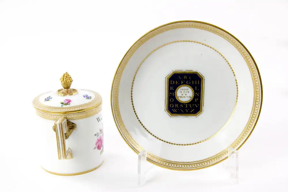 Deckeltasse, gemarkt Meissen, 1774-1814, Marcolini Marke (nach Camillo Marcolini, Direktor der Meißner Porzellanmanufaktur von 1775 bis 1814; auf seine Veranlassung wurde die Meißner Schwertermarke zusätzlich mit einem Stern, der sogenannten... 3