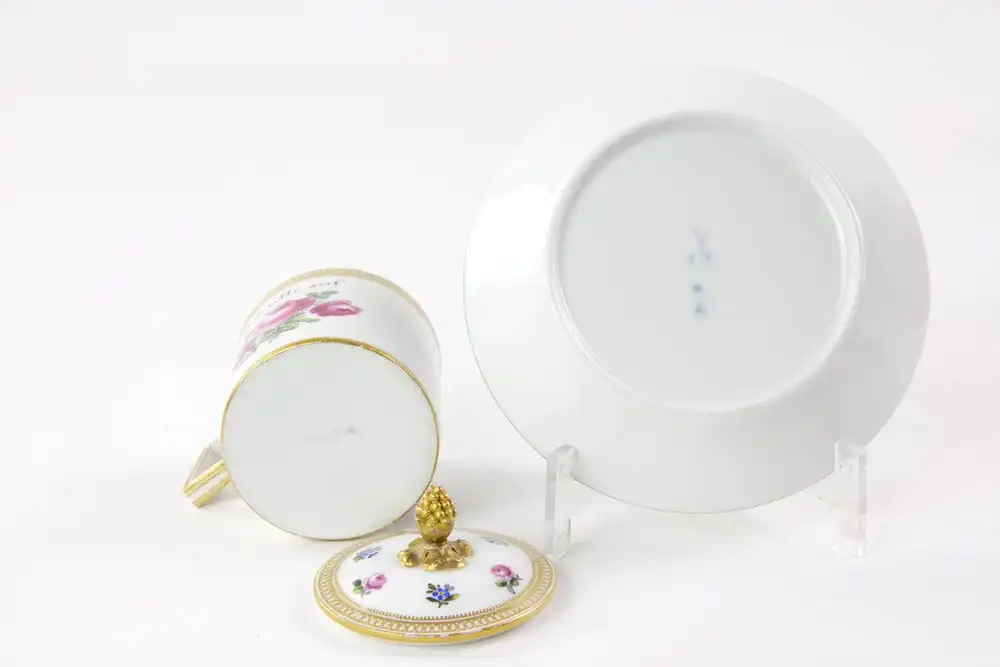 Deckeltasse, gemarkt Meissen, 1774-1814, Marcolini Marke (nach Camillo Marcolini, Direktor der Meißner Porzellanmanufaktur von 1775 bis 1814; auf seine Veranlassung wurde die Meißner Schwertermarke zusätzlich mit einem Stern, der sogenannten... 4