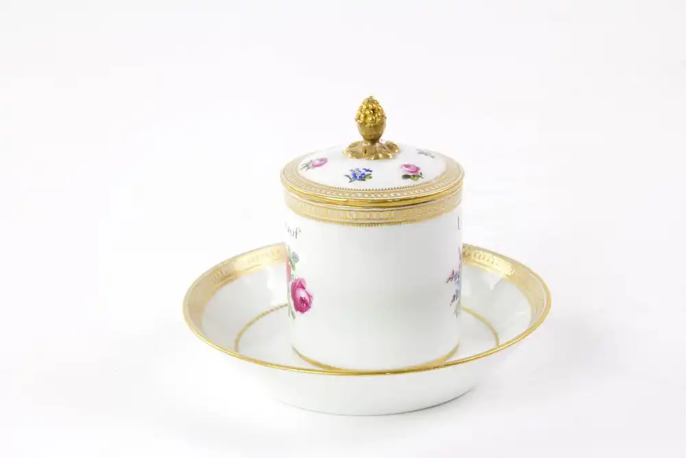 Deckeltasse, gemarkt Meissen, 1774-1814, Marcolini Marke (nach Camillo Marcolini, Direktor der Meißner Porzellanmanufaktur von 1775 bis 1814; auf seine Veranlassung wurde die Meißner Schwertermarke zusätzlich mit einem Stern, der sogenannten... 5