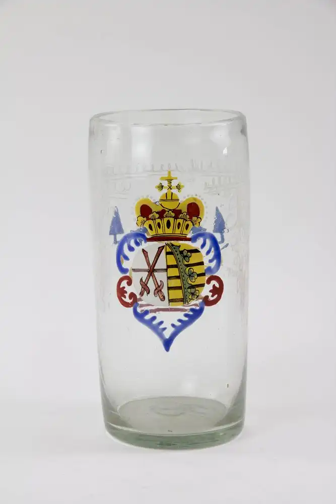Großes Becherglas - Zunftglas, Sachsen, 1798, auf Schauseite das kursächsische Wappen in polychromer Malerei, rückseitig mit Maureräxten und Maurerwerkzeug verziert, bezeichnet 