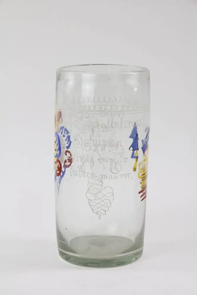 Großes Becherglas - Zunftglas, Sachsen, 1798, auf Schauseite das kursächsische Wappen in polychromer Malerei, rückseitig mit Maureräxten und Maurerwerkzeug verziert, bezeichnet 