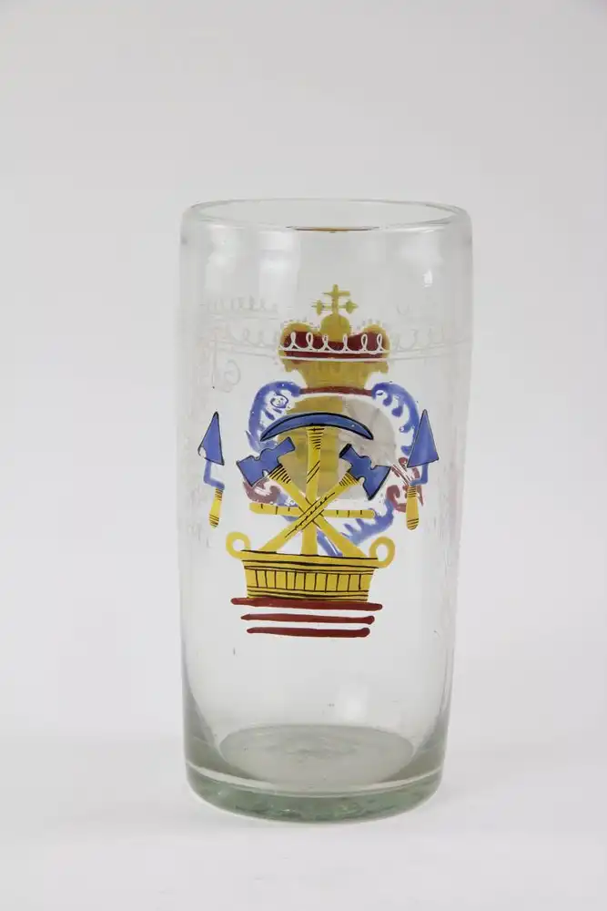Großes Becherglas - Zunftglas, Sachsen, 1798, auf Schauseite das kursächsische Wappen in polychromer Malerei, rückseitig mit Maureräxten und Maurerwerkzeug verziert, bezeichnet 