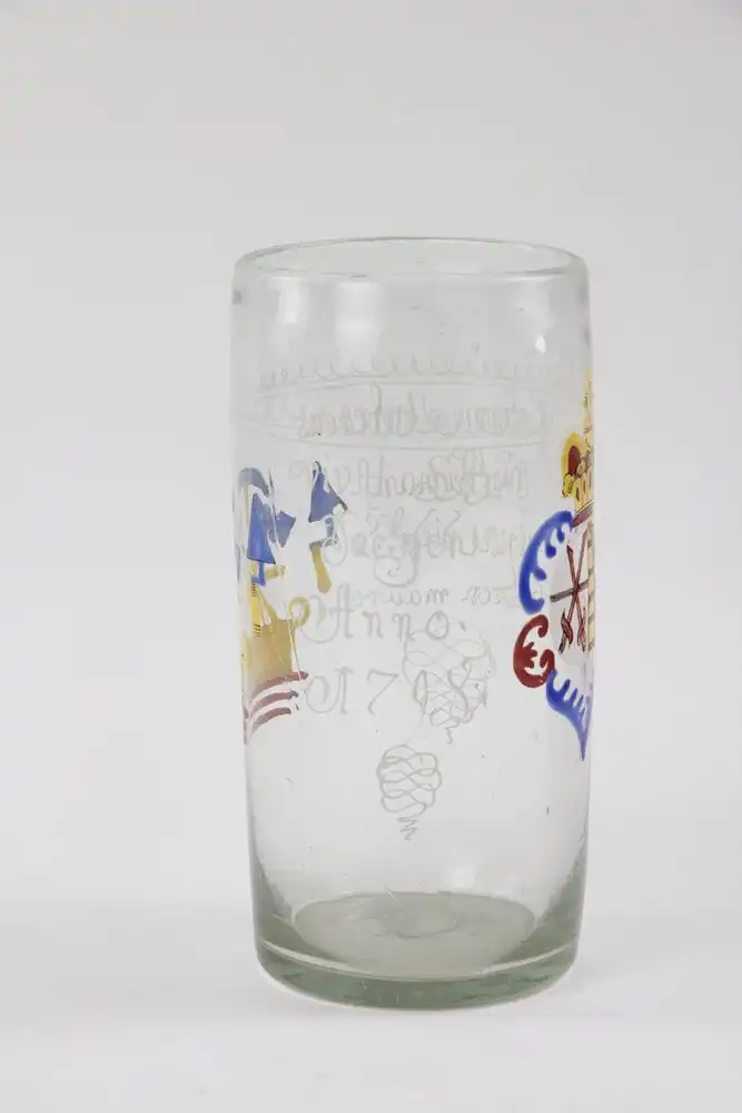 Großes Becherglas - Zunftglas, Sachsen, 1798, auf Schauseite das kursächsische Wappen in polychromer Malerei, rückseitig mit Maureräxten und Maurerwerkzeug verziert, bezeichnet 