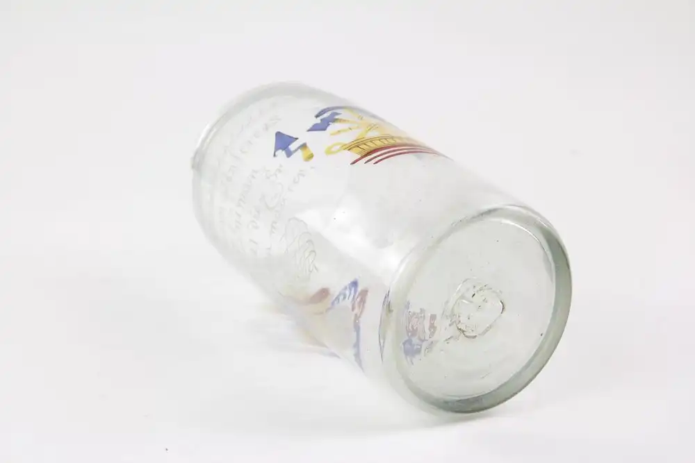 Großes Becherglas - Zunftglas, Sachsen, 1798, auf Schauseite das kursächsische Wappen in polychromer Malerei, rückseitig mit Maureräxten und Maurerwerkzeug verziert, bezeichnet 