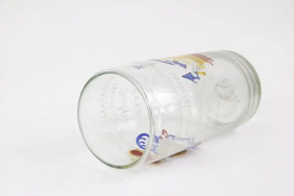 Großes Becherglas - Zunftglas, Sachsen, 1798, auf Schauseite das kursächsische Wappen in polychromer Malerei, rückseitig mit Maureräxten und Maurerwerkzeug verziert, bezeichnet 