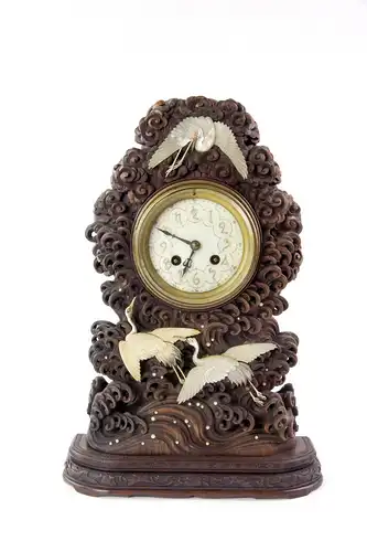 Seltene Uhr, Japan, um 1880, mit französischem Uhrwerk, Holzgehäuse fein geschnitzt mit Wellen und Wolken, verziert mit aufgelegten kleinen Permuttkreisen und drei fein geschnitzten Kranichen aus Perlmutt, sehr guter Zustand, ein Kranich...