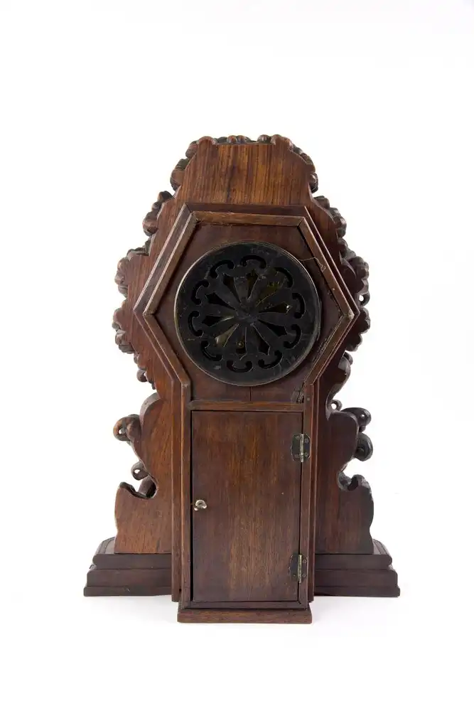 Seltene Uhr, Japan, um 1880, mit französischem Uhrwerk, Holzgehäuse fein geschnitzt mit Wellen und Wolken, verziert mit aufgelegten kleinen Permuttkreisen und drei fein geschnitzten Kranichen aus Perlmutt, sehr guter Zustand, ein Kranich... 2