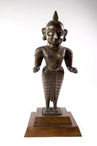 Figur, Indien, 19./20. Jh., weibliche Gottheit, Bronze auf separaten Kupfersockel, Augen wohl ursprünglich mit Silber eingelegt, in Ohren und Nase eingelegte, gefasste Steine, sehr schöne, beeindruckende Figur, H: 58 cm.   Figure, India, 19/20th...